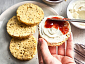 Can bread spread with cream cheese and jam