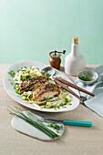 Fisch auf Schnittlauch-Spargel-Salat mit Kerbel