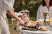 Familie feiert Mitsommerfest im Garten (Schweden)