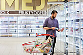 Mann beim Einkaufen im Supermarkt