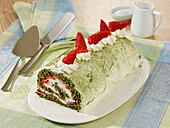 Grüne Matcha-Biskuitrolle mit Erdbeer-Mascarpone-Füllung