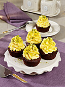 Saffron and date cupcakes with pistachios