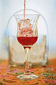 Rosella-Drink mit Zitronengras, Ingwer und Rum