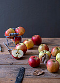Äpfel auf Holztisch