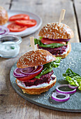 Rote-Bete-Burger mit Dill-Dip