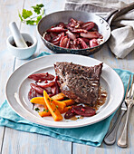 Beef steak with karamelized shalotts and carrots