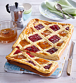 Tray cake with red currant and apricot jam