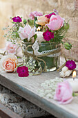 Romantisches Windlicht mit Rosenblüten, Vexiernelke, Jungfer im Grünen, Wiesenkümmel und Nelkenblüte