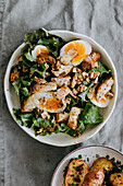 Blattsalat mit Ei, Croûtons und Walnüssen