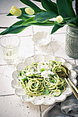 Nudeln mit Zucchini und grünem Pesto
