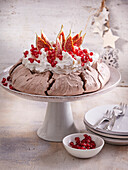 Weihnachtliches Schokoladen-Pavlova mit Granatapfelkernen und Feigen