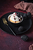 Cupcake mit Brombeeren und weißer Schokolade