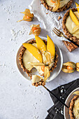 Muesli tartlet with mango cream