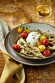 Zwiebel-Pasta mit Kirschtomaten-Confit und Mozzarella
