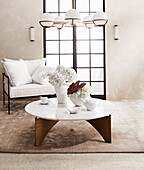 Vasen auf Coffeetable mit Marmorplatte und Designerstuhl mit weißer Auflage