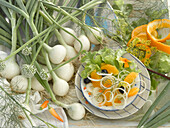 Salat aus weißen Zwiebeln, Orangen, Oliven und Chili