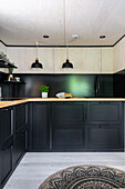 Fitted kitchen with black fronts above