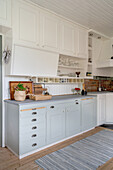 Helle Landhausküche mit weißen und hellgrauen Schrankfronten