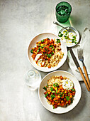 Hähnchen-Curry aus dem Slow Cooker serviert mit Reis