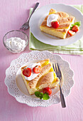 Puddingschnitte mit Sauerrahm und Erdbeeren