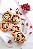 Buns with raspberries and crumble