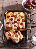 Tray cake with curd and red plums