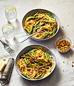 Spaghetti mit Spargel, Sardellen, Fenchelsamen und Pangrattato