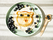 Bärchen-Pfannkuchen mit Vanillecreme und Blaubeeren