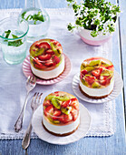 Mini cakes with kiwi and strawberries