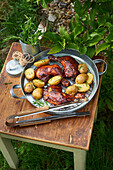 Gegrillte Hähnchenschenkel in BBQ-Marinade mit Kartoffeln