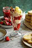 Erdbeer-Shortcake-Eisbecher