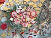 Weihnachtsplätzchen mit rot-weißer Zuckerverzierung