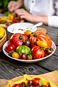 Verschiedene Tomatensorten in Schale auf Tisch im Freien