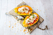 Papaya gefüllt mit Kokosmilchreis, Kokoschips und Zimt (vegan)