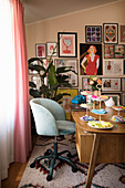 Retro Schreibtisch mit Etageren, Polsterstuhl und Bildergalerie an der Wand