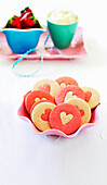 Erdbeer-Sahne-Kekse mit Herzmotiv