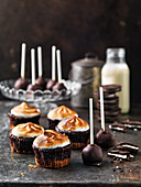 Oreo Pops und Schokoladenmuffins mit veganem Baiser