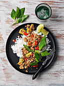 Veganes Hackersatz mit Gurke, Chili und Thaibasilikum dazu Reis