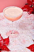 Pfefferminz-Cocktail mit Zuckerrand und Weihnachtsdekoration