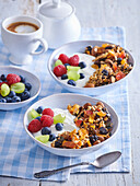 Crunchy granola with yoghurt and fruits