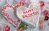 Zwei herzförmige Valentinstagskuchen mit der Aufschrift 'Happy Valentine'