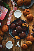 Lebkuchen mit  und ohne Schokoladenglasur auf altem Holztisch