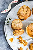 Shortbread cookies with salted caramel