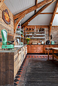 Küchenunterschränke aus Holz in offenem, eklektischem Wohnraum