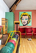 Alte Bowlingbahn mit Kinostühlen und Marilyn Monroe Portrait