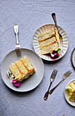 Mohnkuchen mit Lemon Curd, mit Blüten dekoriert