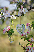 Ministräuße mit Apfelblüte und Sternmiere am blühenden Apfelbaum