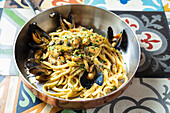 Pasta with mussels and parsley
