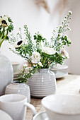 Keramikvasen mit weißen Gartenblumen