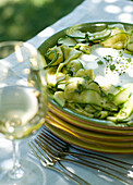 Zucchinisalat auf Tisch im Freien